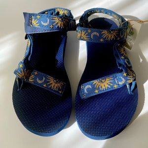 Brand new, never worn Teva sandals! Super comfortable.